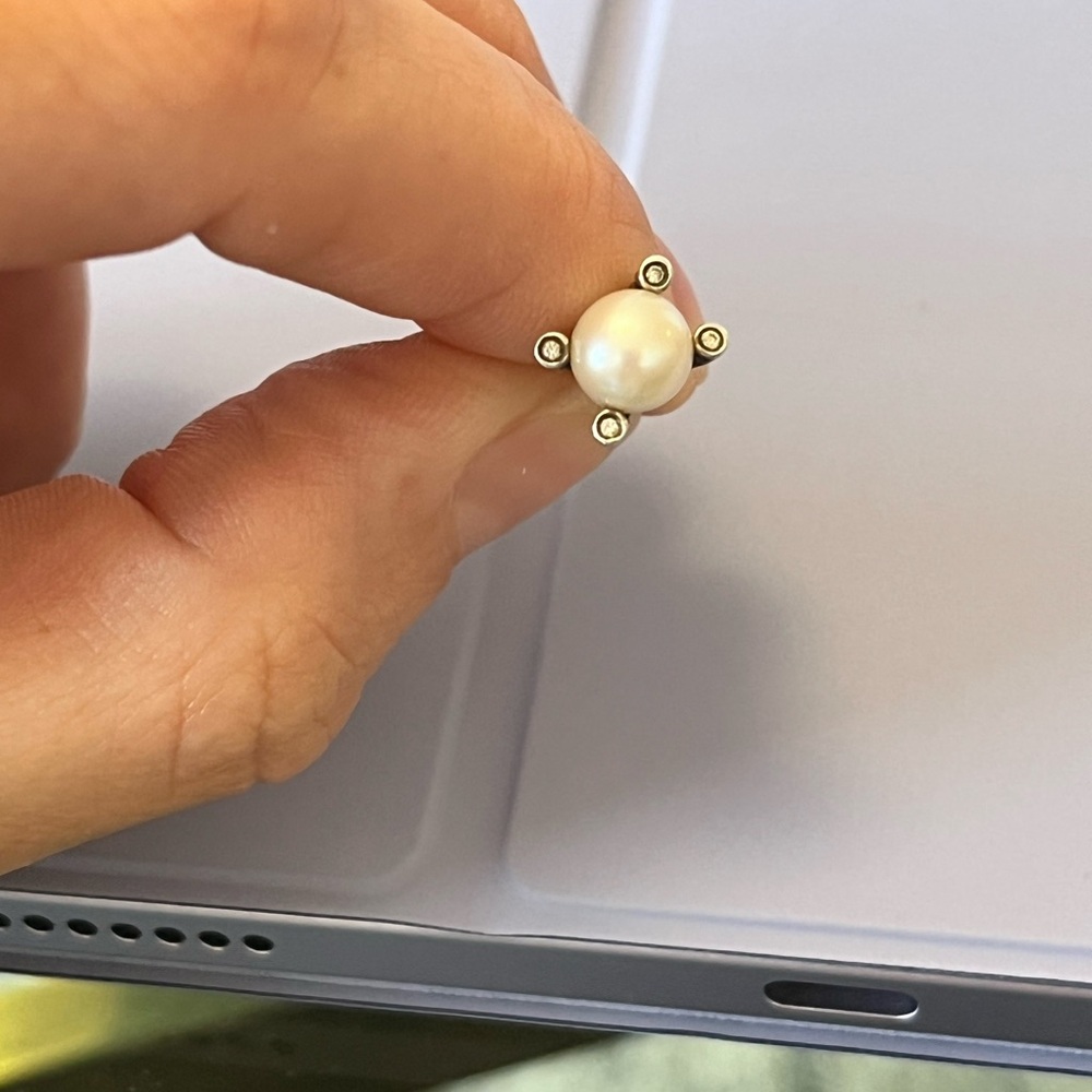 ONE David Yurman pearl stud